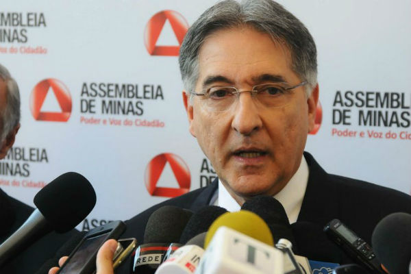No dia do aniversário da cidade, Governador entrega veículos, assina convênios e participa de solenidade em Araxá