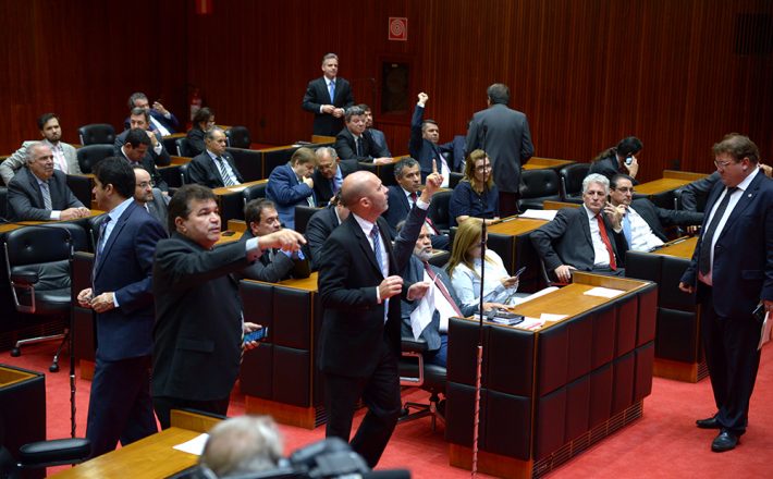 Projeto de Lei concede anistia aos profissionais da educação básica do Estado