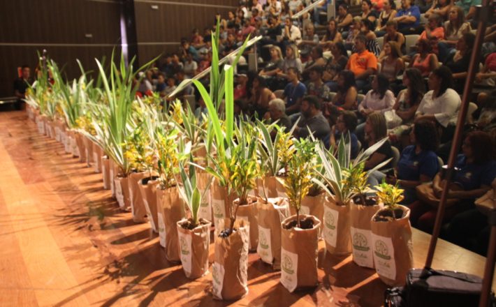 Prefeitura entrega certificados para jovens do Pequeno Jardineiro