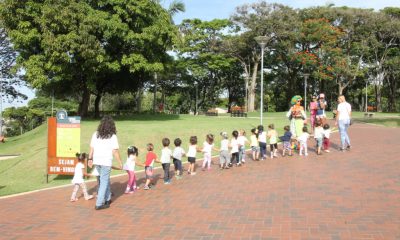 Parque do Cristo, revitalizado pela Prefeitura, recebe visita de alunos da rede de ensino