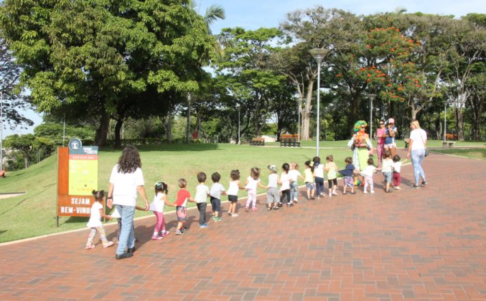 Parque do Cristo, revitalizado pela Prefeitura, recebe visita de alunos da rede de ensino
