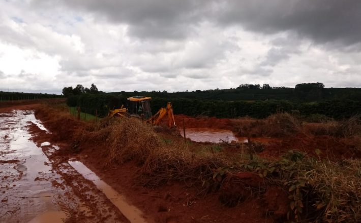 Recuperação de estrada rural na Região da Mutuca em Campos Altos