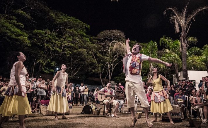 Nesta sexta-feira tem teatro de graça na praça Governador Valadares em Perdizes-MG