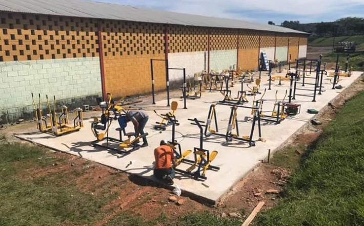 Prefeitura de Pratinha instala equipamentos de academia na praça