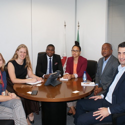 Representantes de Angola conhecem política de compras do Estado