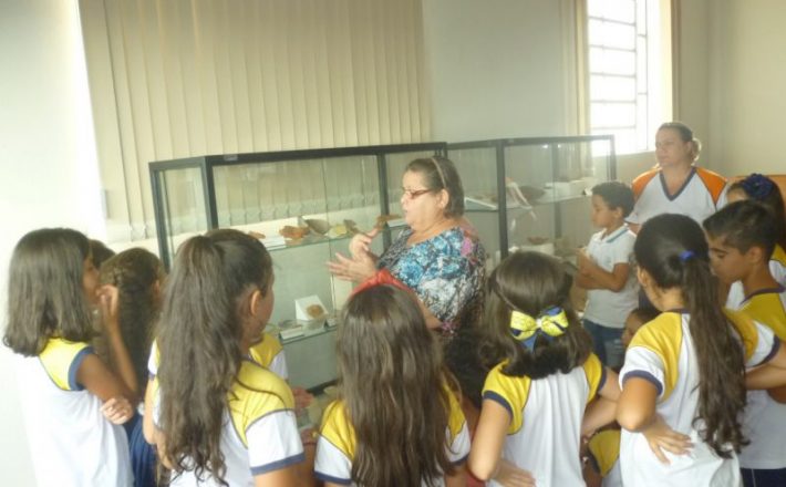 Museu de Arqueologia recebe visitas de alunos de Perdizes