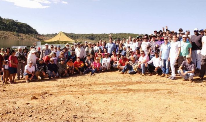 XVI Barcada retira mais de uma tonelada de lixo do entorno da represa do largo de Nova Ponte.
