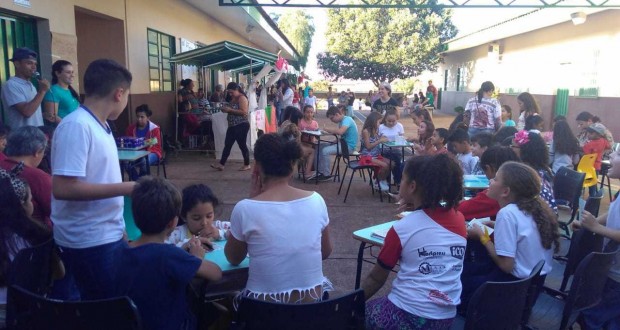 Escola de Pedrinópolis realiza Feira Empreendedora