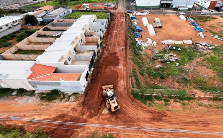 Obras de pavimentação avançam em ruas importantes de Campos Altos