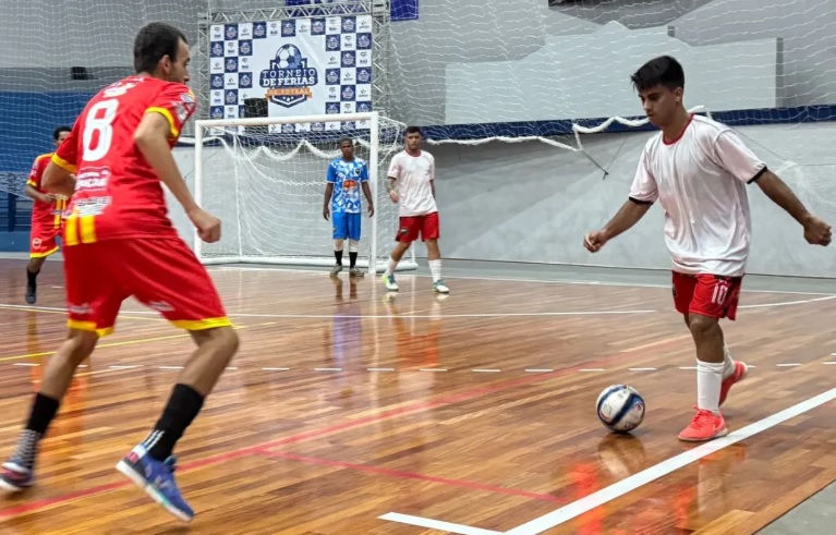Torneio de férias começa com goleadas e destaque individual em Ibiá